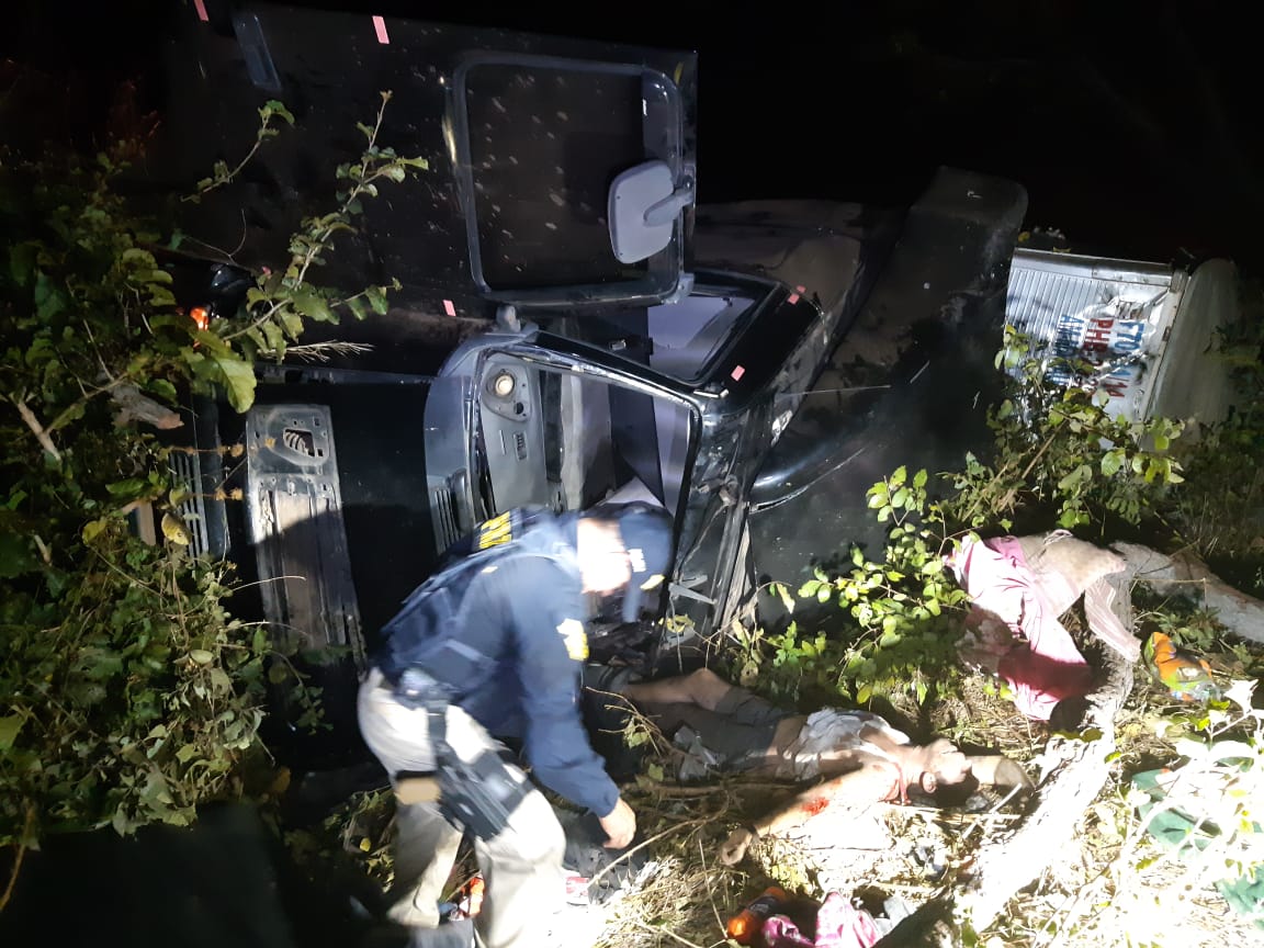 Motorista morre após caminhão tombar na BR-316